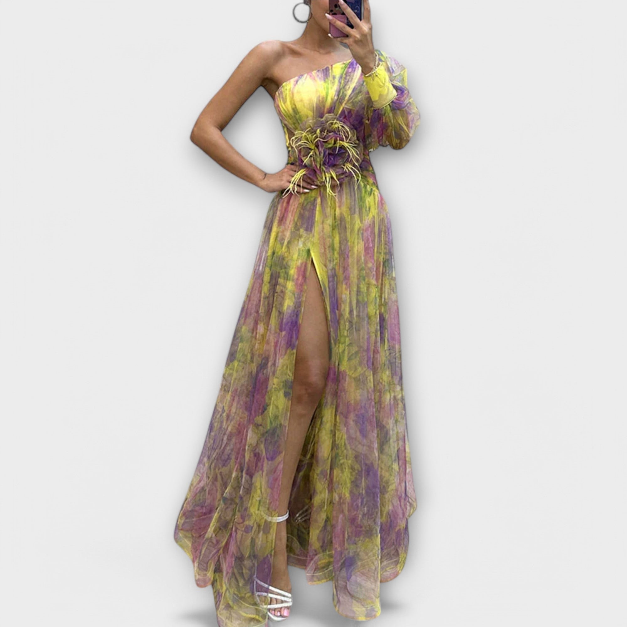 Elegantes Abendkleid mit einem Schulterträger und taillierenden Schnitt