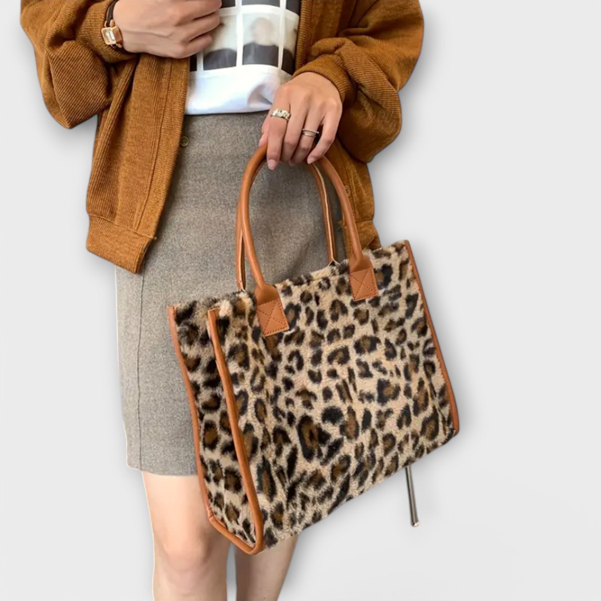 Nora. - Schicke Leopard-Print Plüsch-Tasche