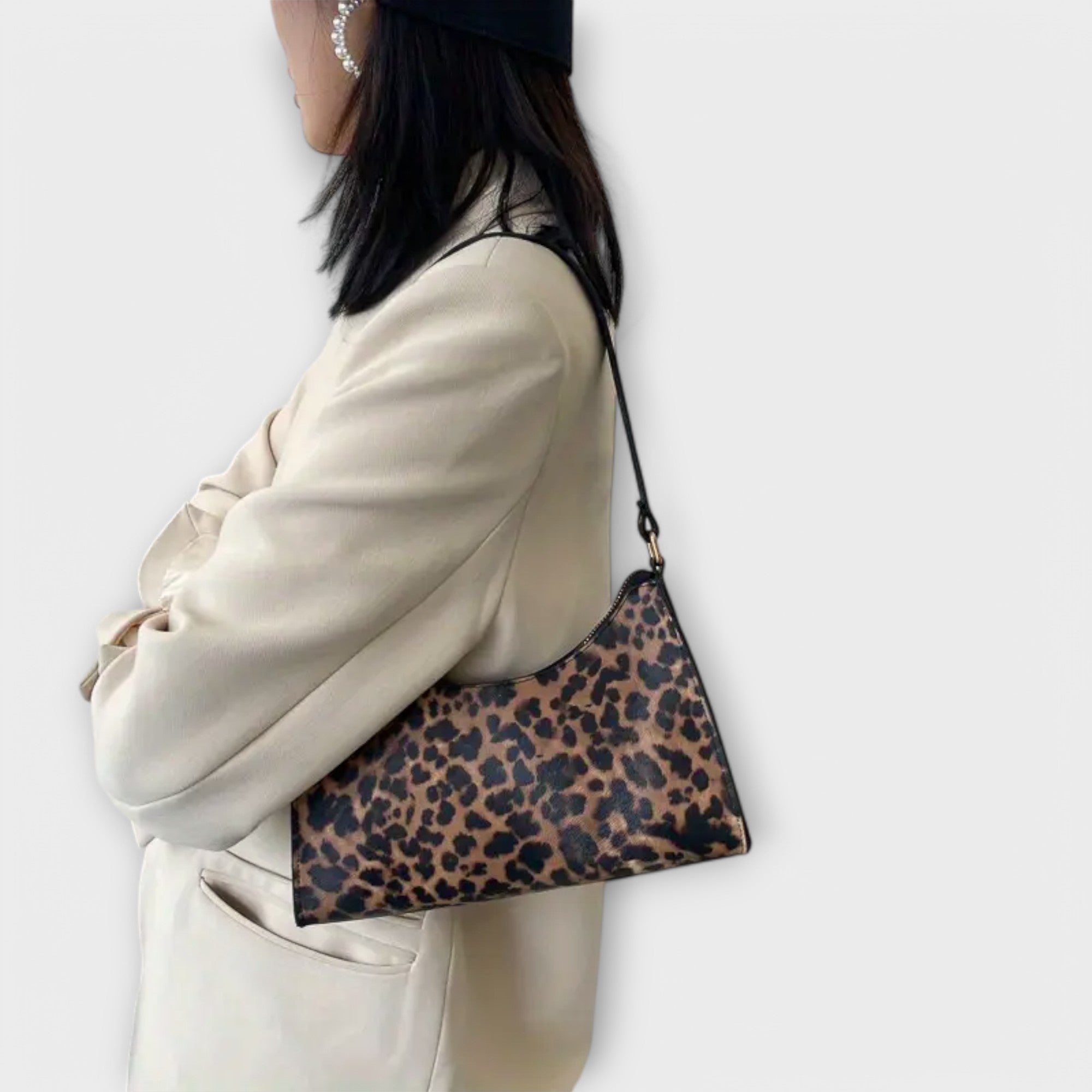 Nora. - Schultertasche im französischen Stil mit Leopardenmuster