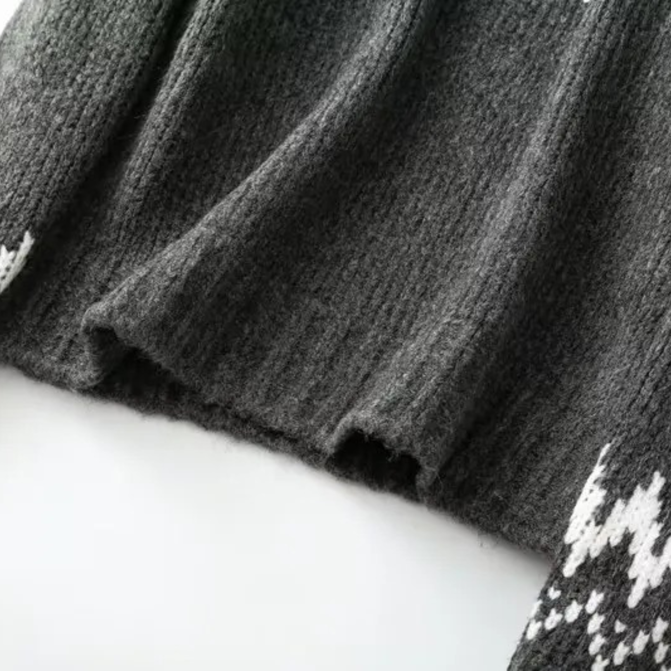 Warmer Schwerer Strickpullover aus Wolle