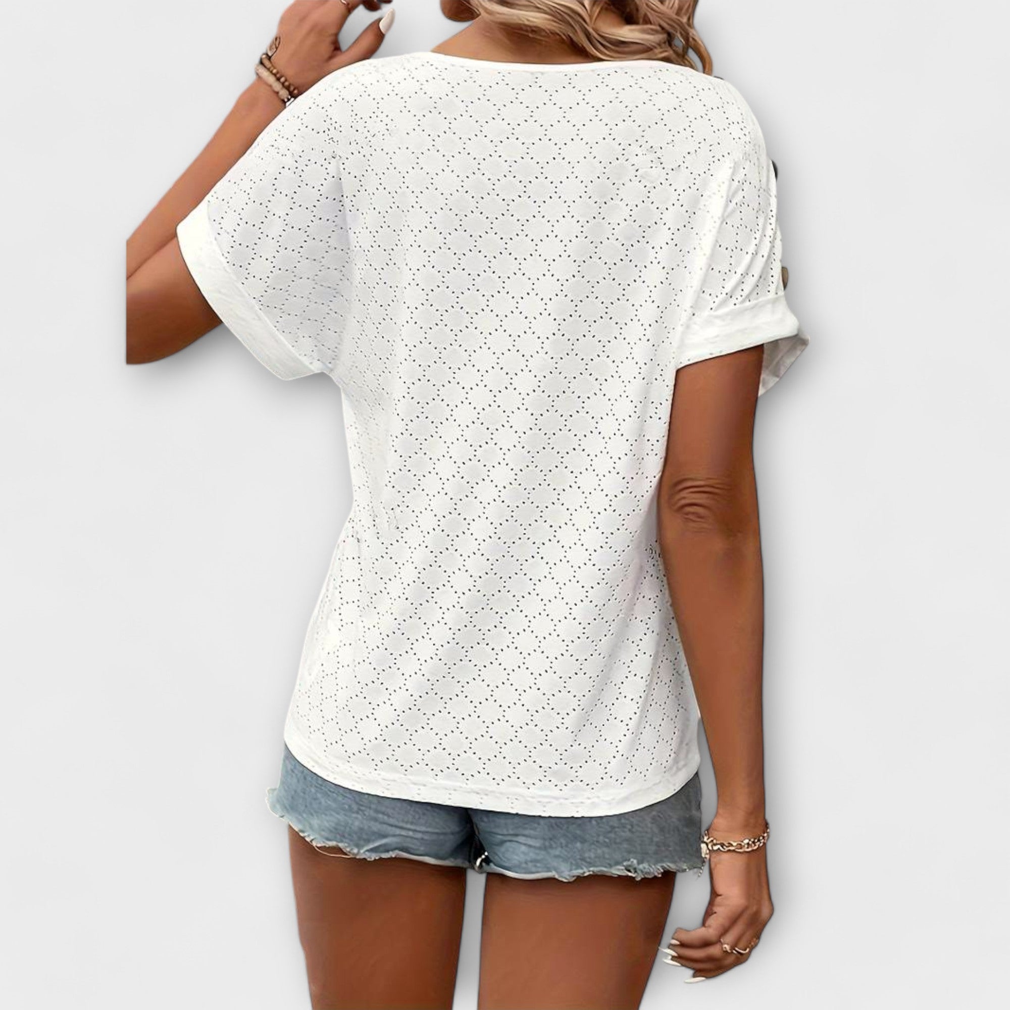 Mia – T-Shirt mit Knopfdetails und V-Ausschnitt