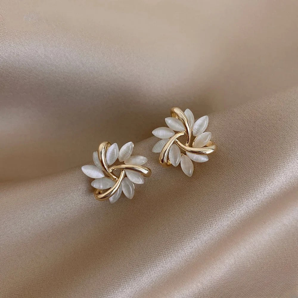 Elegante Goldohrringe mit exquisiten Opalblumen-Designs Nora Zurich