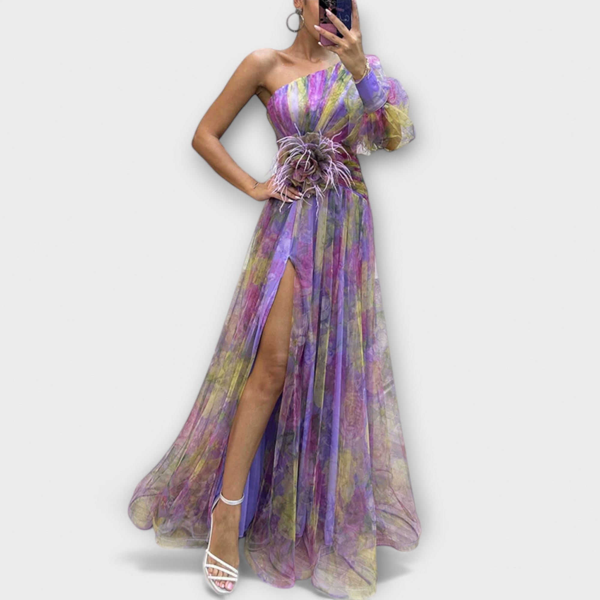 Elegantes Abendkleid mit einem Schulterträger und taillierenden Schnitt