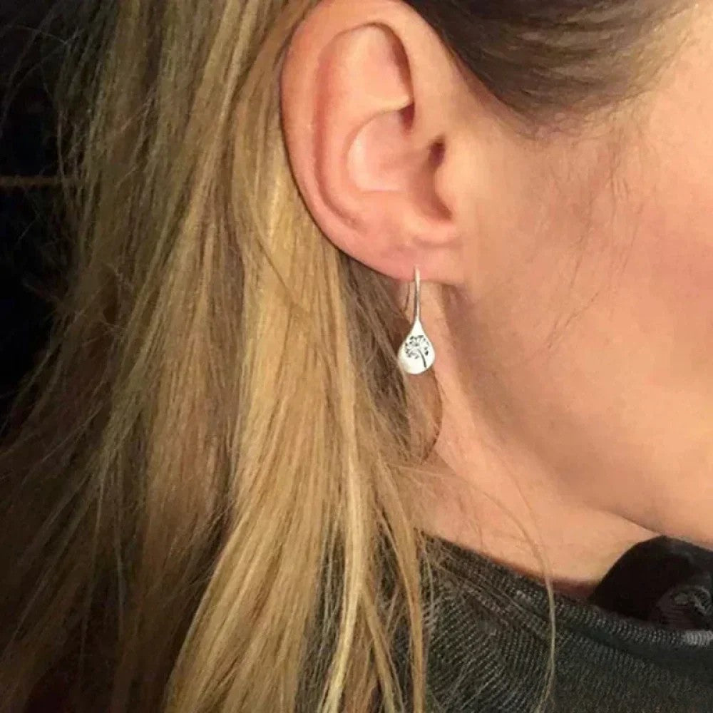 Elegante Silberohrringe im Design von Löwenzahnblättern