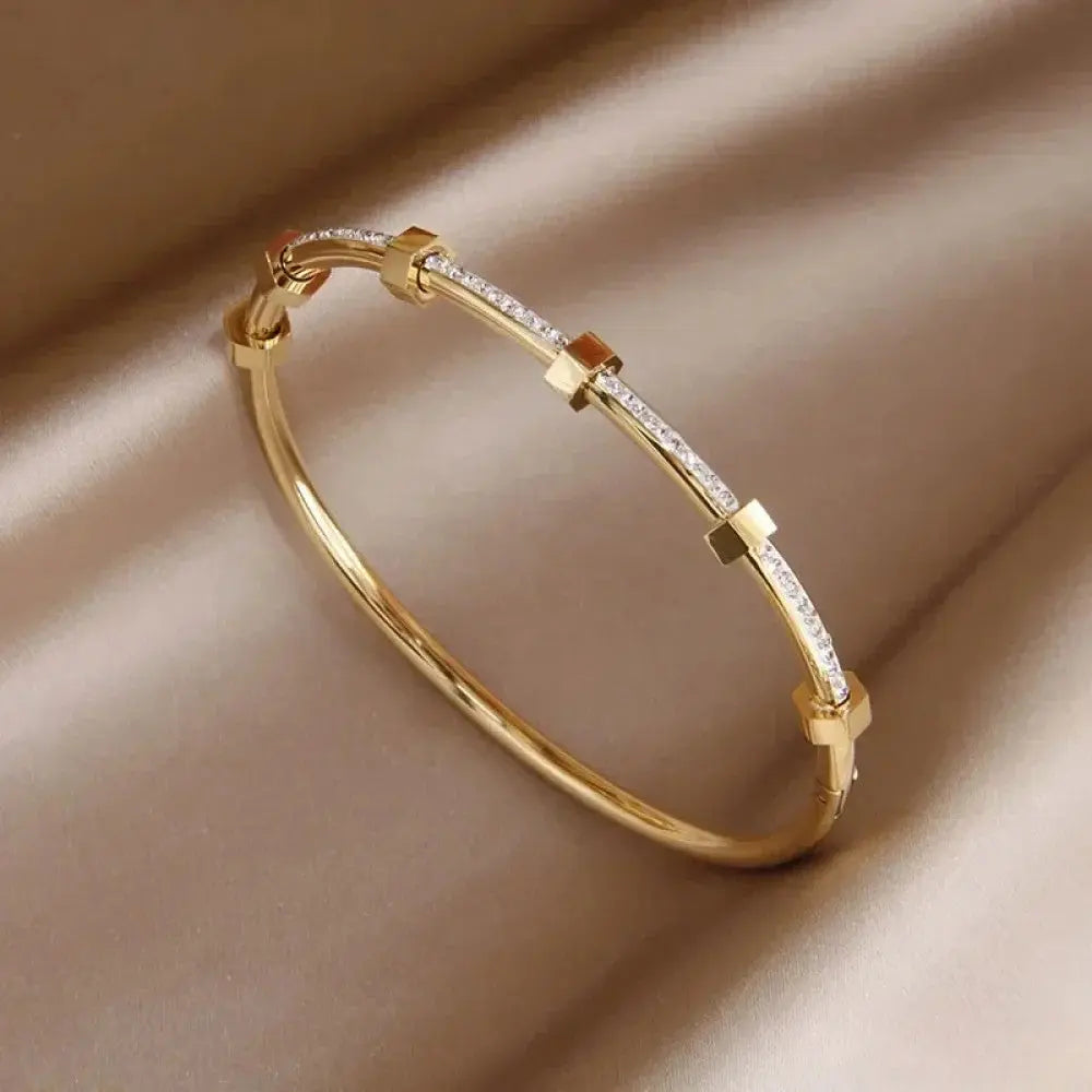 Elegantes Goldenes Armband im leichten Design Nora Zurich