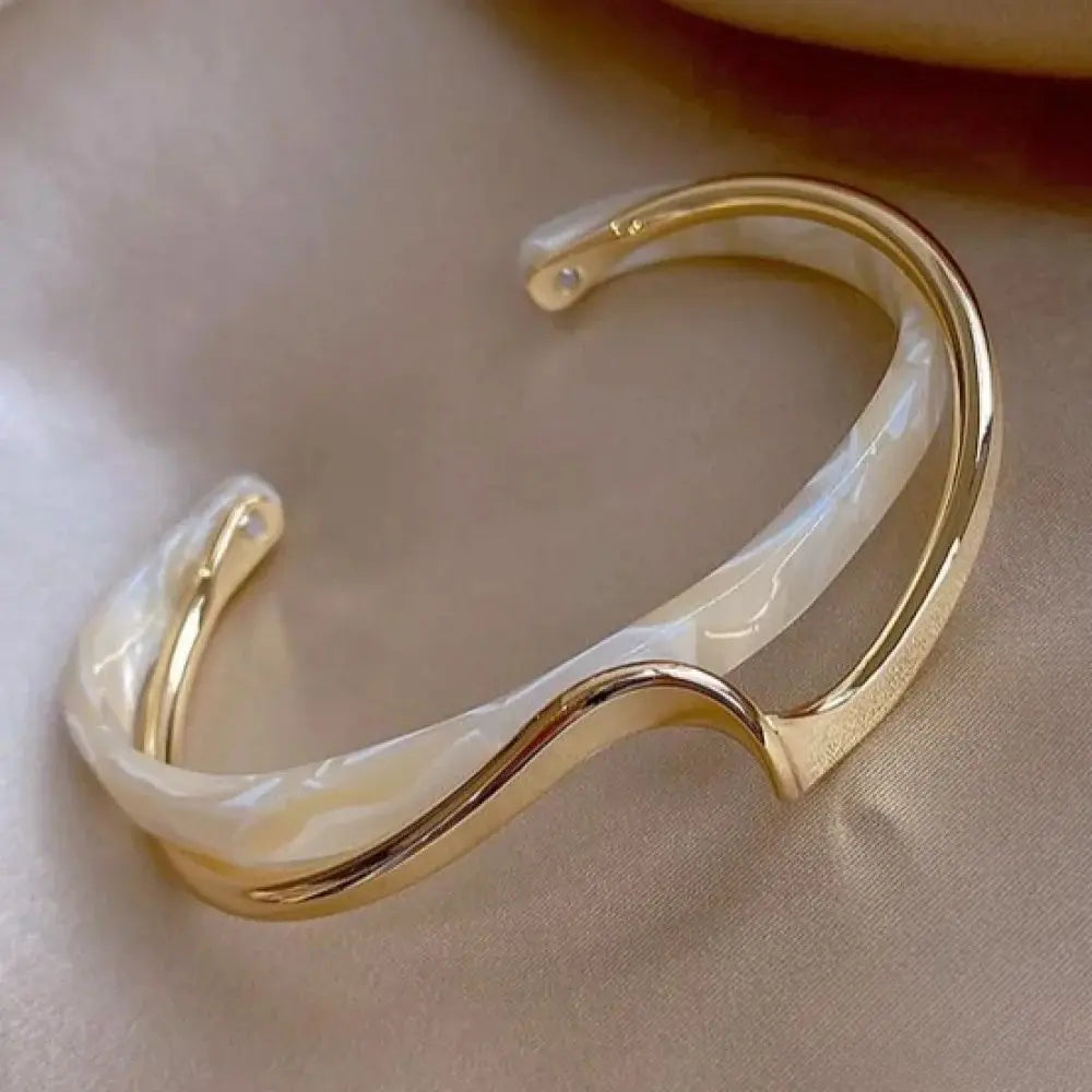 Elegantes Goldenes Armband mit Weißem Opal Nora Zurich