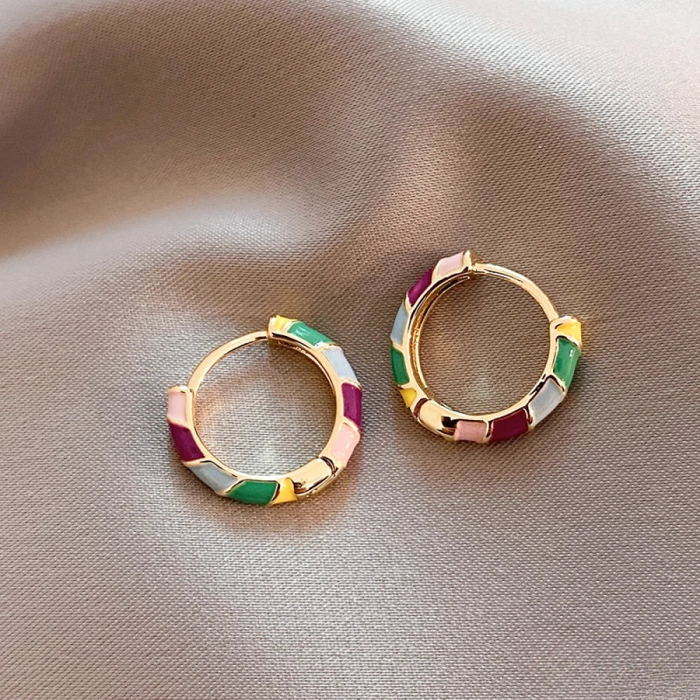 Elegante goldene Ohrringe mit buntem Emaille