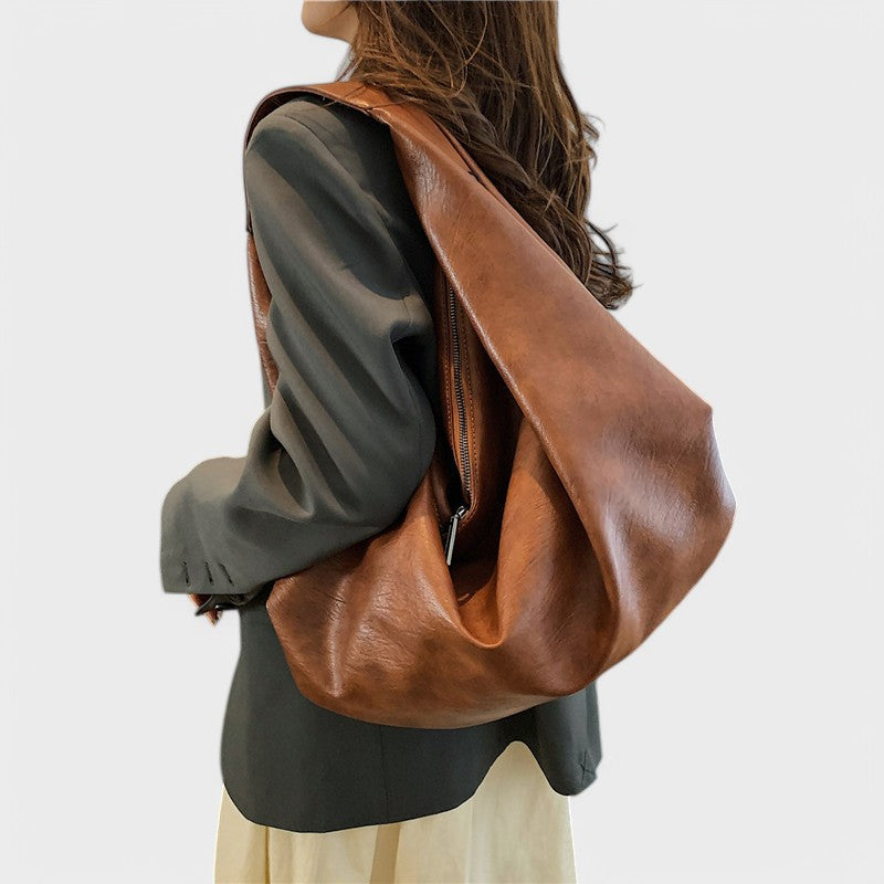 Nora. - Geräumige Dreieck Hobo Tasche