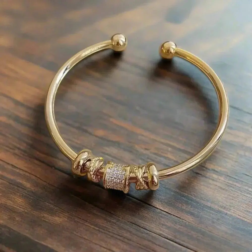 Verstellbares Armband mit goldenen Charms Nora Zurich