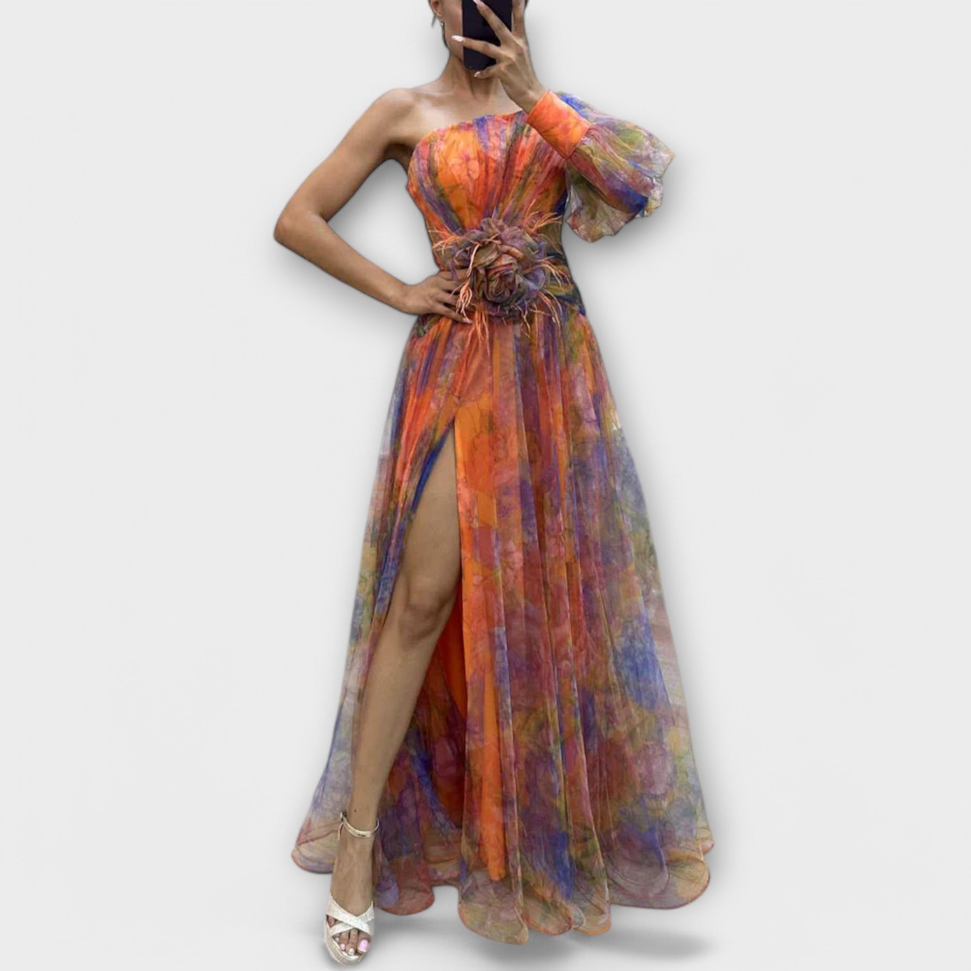 Elegantes Abendkleid mit einem Schulterträger und taillierenden Schnitt