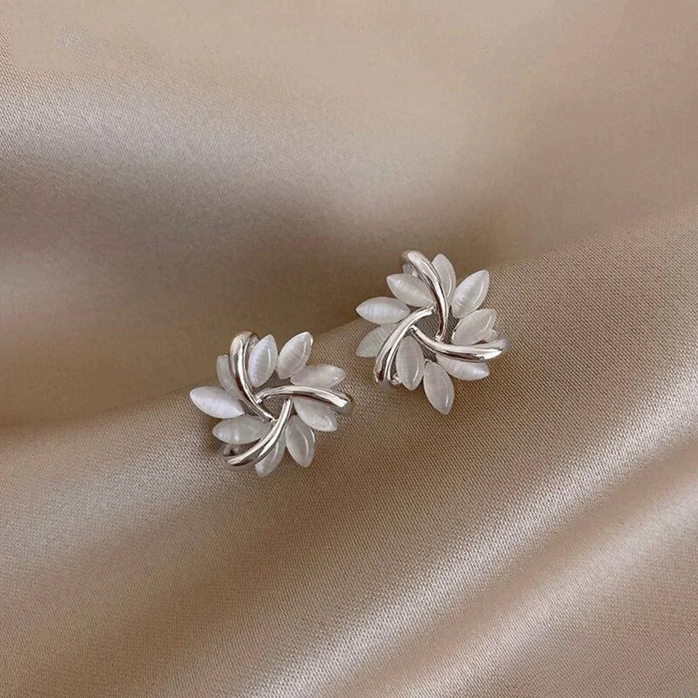 Elegante Goldohrringe mit exquisiten Opalblumen-Designs Nora Zurich